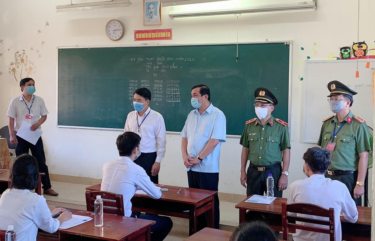 Ông Phan Việt Cường, Bí thư Tỉnh ủy Quảng Nam (ở giữa) kiểm tra công tác thi tốt nghiệp THPT năm 2020.