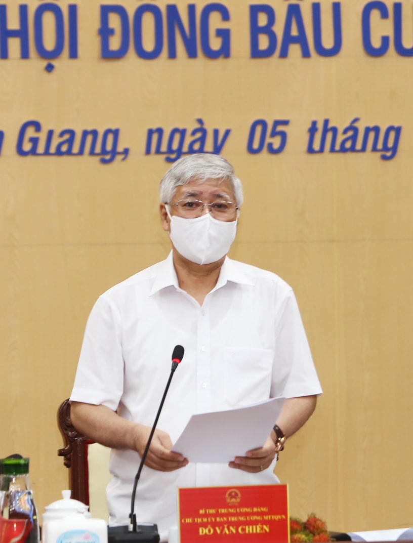 Chủ tịch Đỗ Văn Chiến phát biểu tại buổi làm việc. 