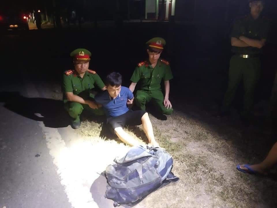Một trong hai đối tượng bị bắt giữ cùng tang vật.