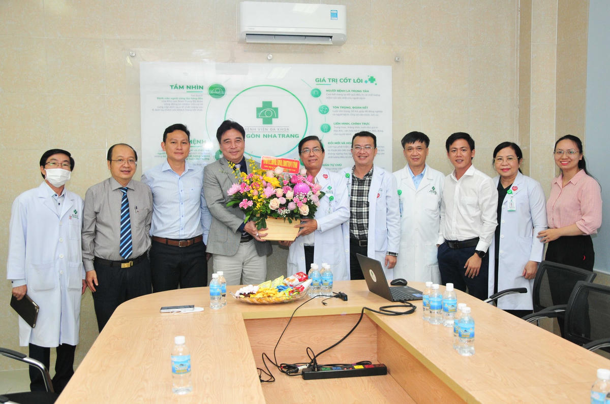 Ông Nguyễn Khắc Toàn, Phó Bí thư Thường trực Tỉnh uỷ, Chủ tịch HĐND tỉnh Khánh Hòa, cùng đoàn công tác thăm chúc mừng Bệnh viện Sài Gòn - Nha Trang. 