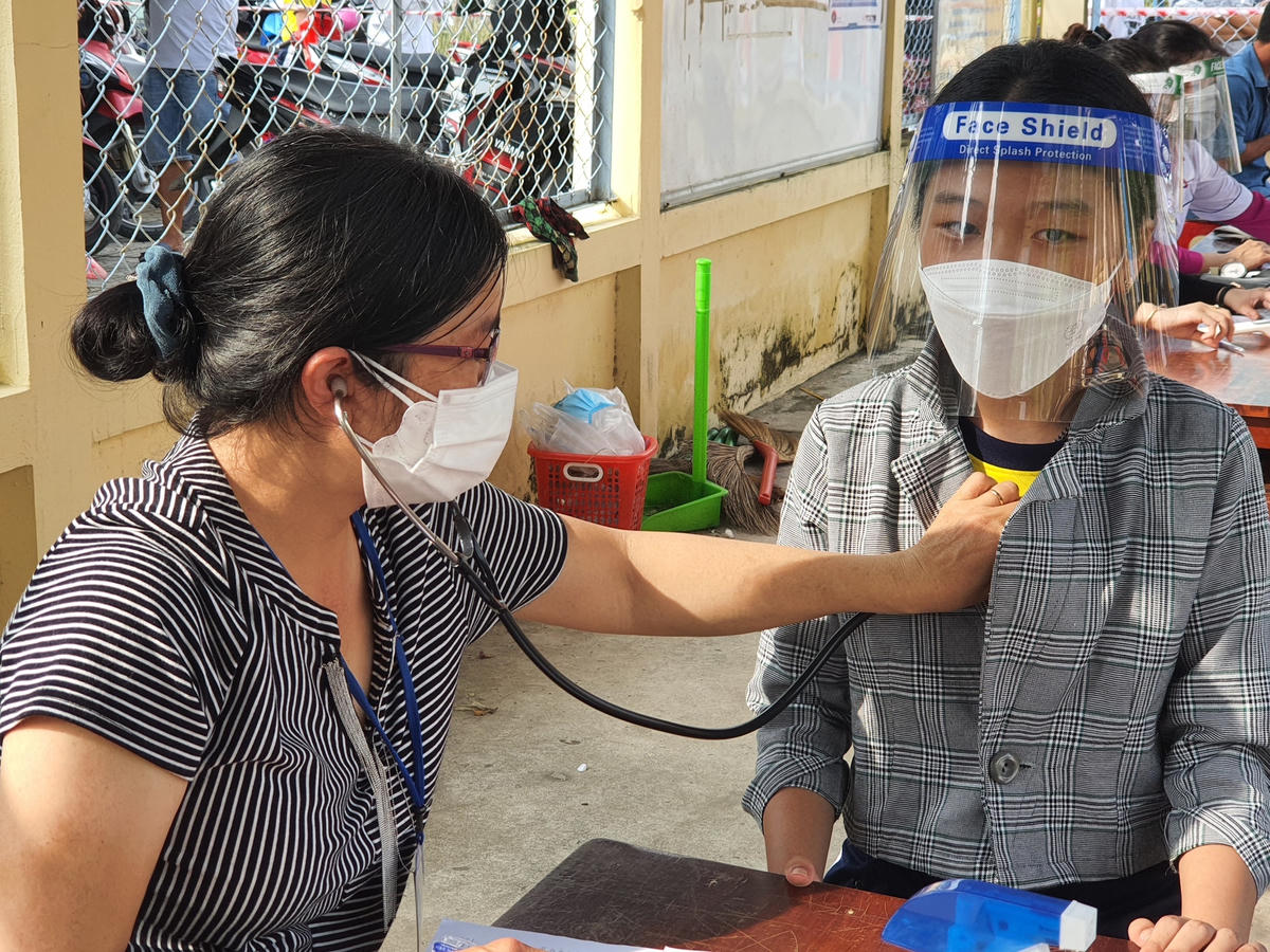 Ngoài việc tuân thủ 5k, các điểm tiêm điều khám sàng lọc kỷ trước khi tiêm vaccine cho trẻ từ 12 đến 17 tuổi.