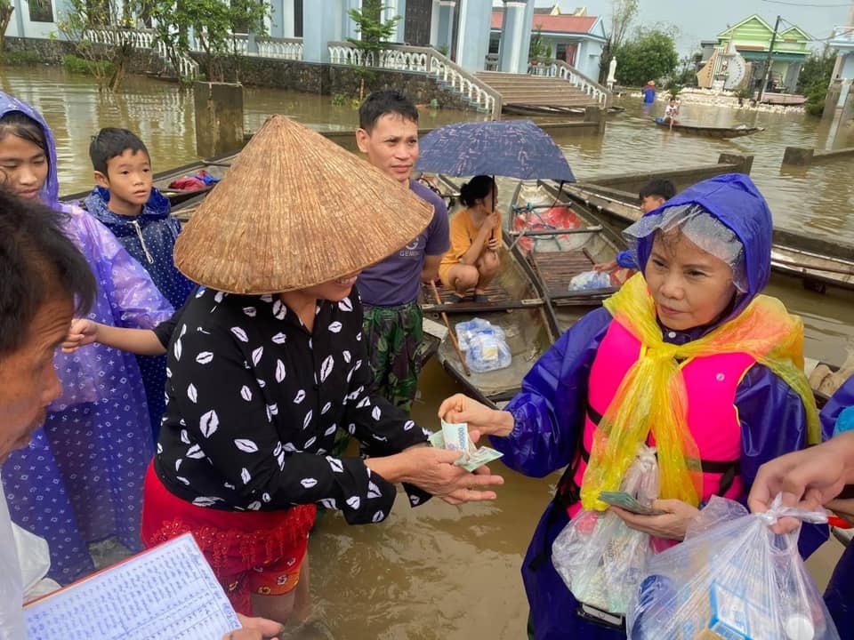 Tiền ủng hộ được trao đến tận tay người dân.