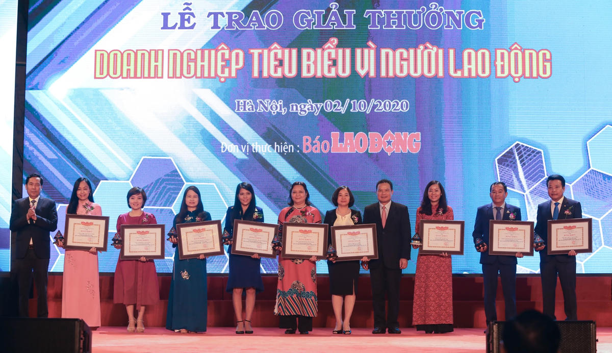 Đại diện Công ty Yến sào Khánh Hòa và Công ty CP NGK Yến sào Khánh Hòa nhận giải thưởng DN tiêu biểu vì người lao động.