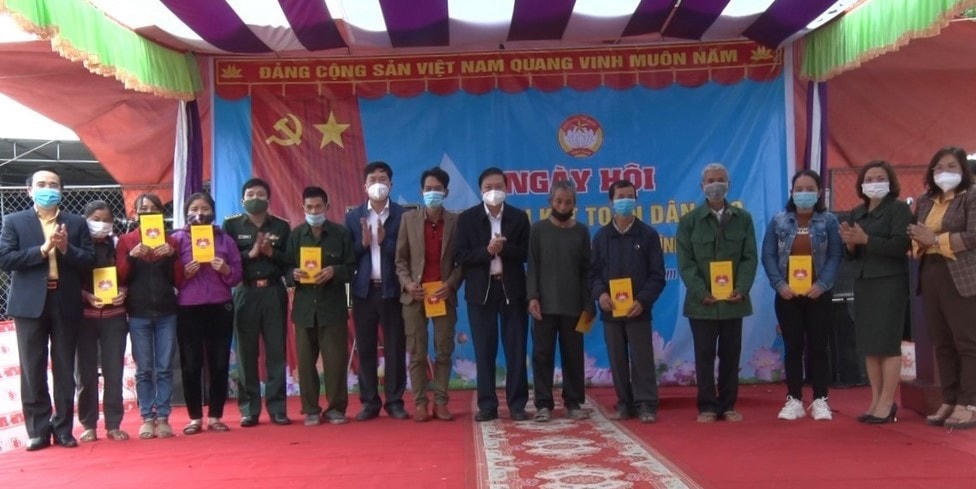 Ông Lê Hồng Vinh, Phó Chủ tịch UBND tỉnh Nghệ An dự Ngày hội Đại đoàn kết và trao quà cho người nghèo tại xã Lĩnh Sơn, huyện Anh Sơn.