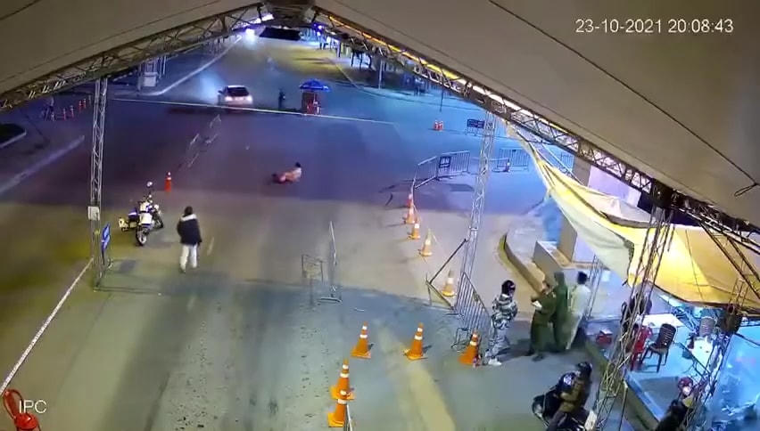 Tuy nhiên, do lo sợ không có bằng lái và vừa mới sử dụng ma túy nên Thương đã tông thẳng vào CSGT rồi bỏ chạy.