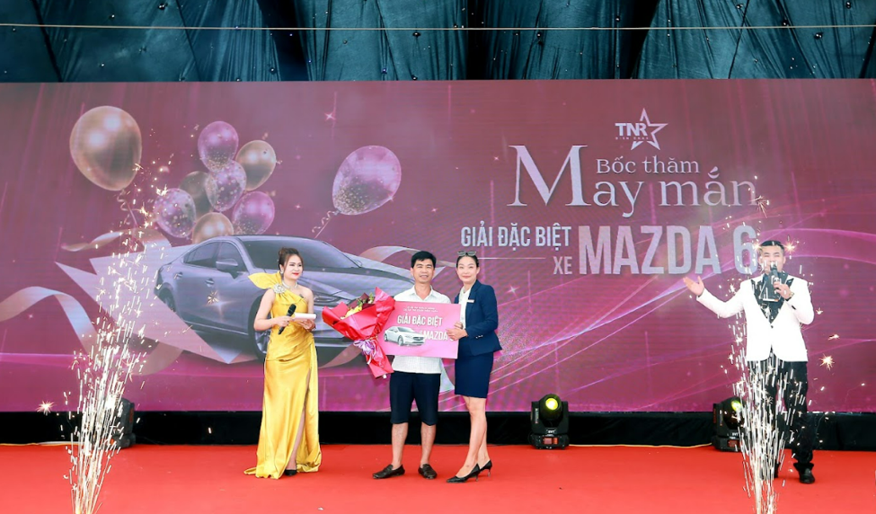 Trao giải đặc biệt cho chủ nhân trúng bốc thăm xe Mazda 6  
