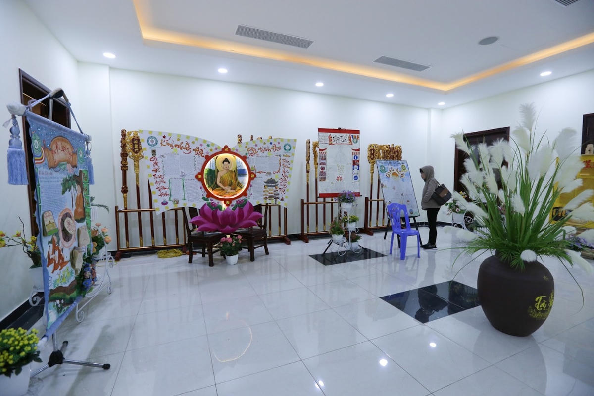 Gian trưng bày báo tường.