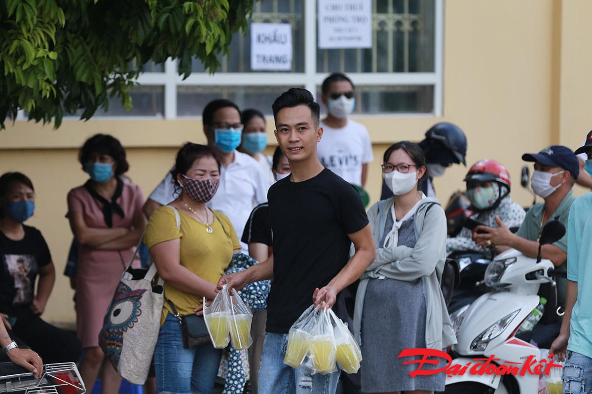 Chờ con thi, nhiều phụ huynh không đeo khẩu trang và giữ khoảng cách