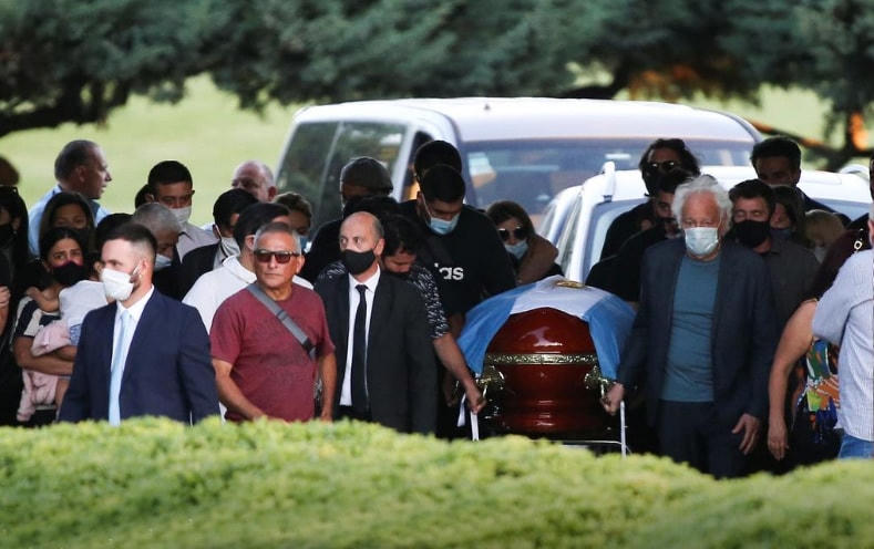 Linh cữu của Maradona được người thân đưa đến nghĩa trang Bella Vista. Ảnh: Reuters.