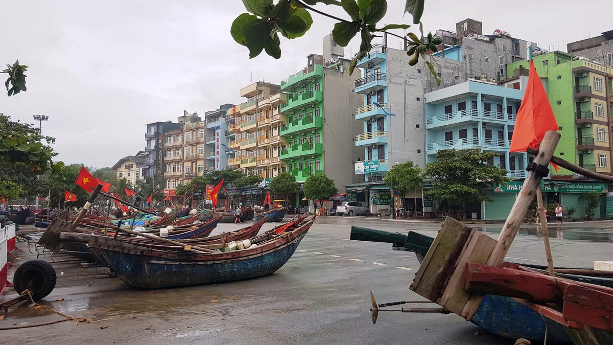 Ngư dân tại TP Sầm Sơn khẩn trương đưa bè mảng, thuyền vào nơi trú bão an toàn.