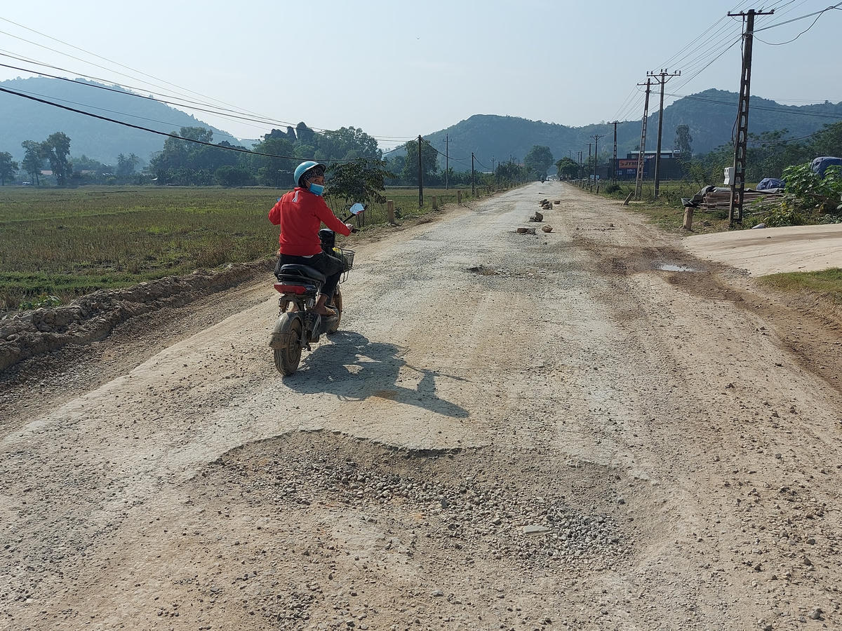 Chỉ sau hơn 4 tháng khai thác, tuyến đường liên xã từ Hà Sơn đi Hà Đông đã xuống cấp vì xe quá tải.