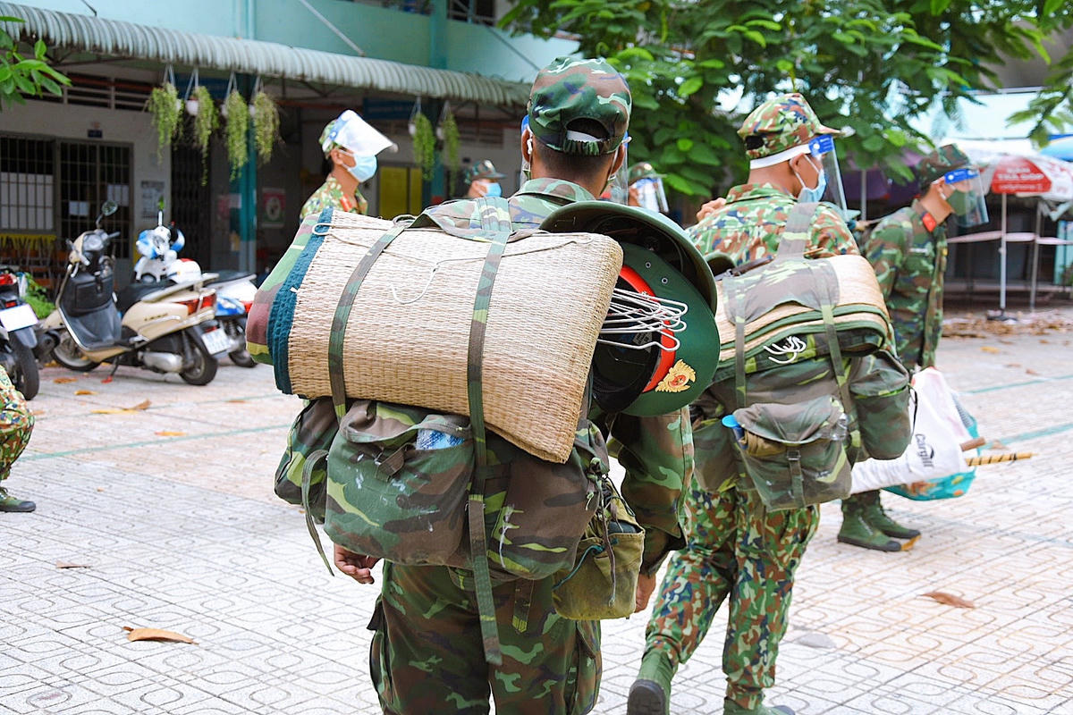 TP HCM vẫn duy trì các hoạt động hỗ trợ người dân trong điều kiện vẫn thắt chặt giãn cách xã hội tại các vùng nguy cơ cao của dịch Covid-19
