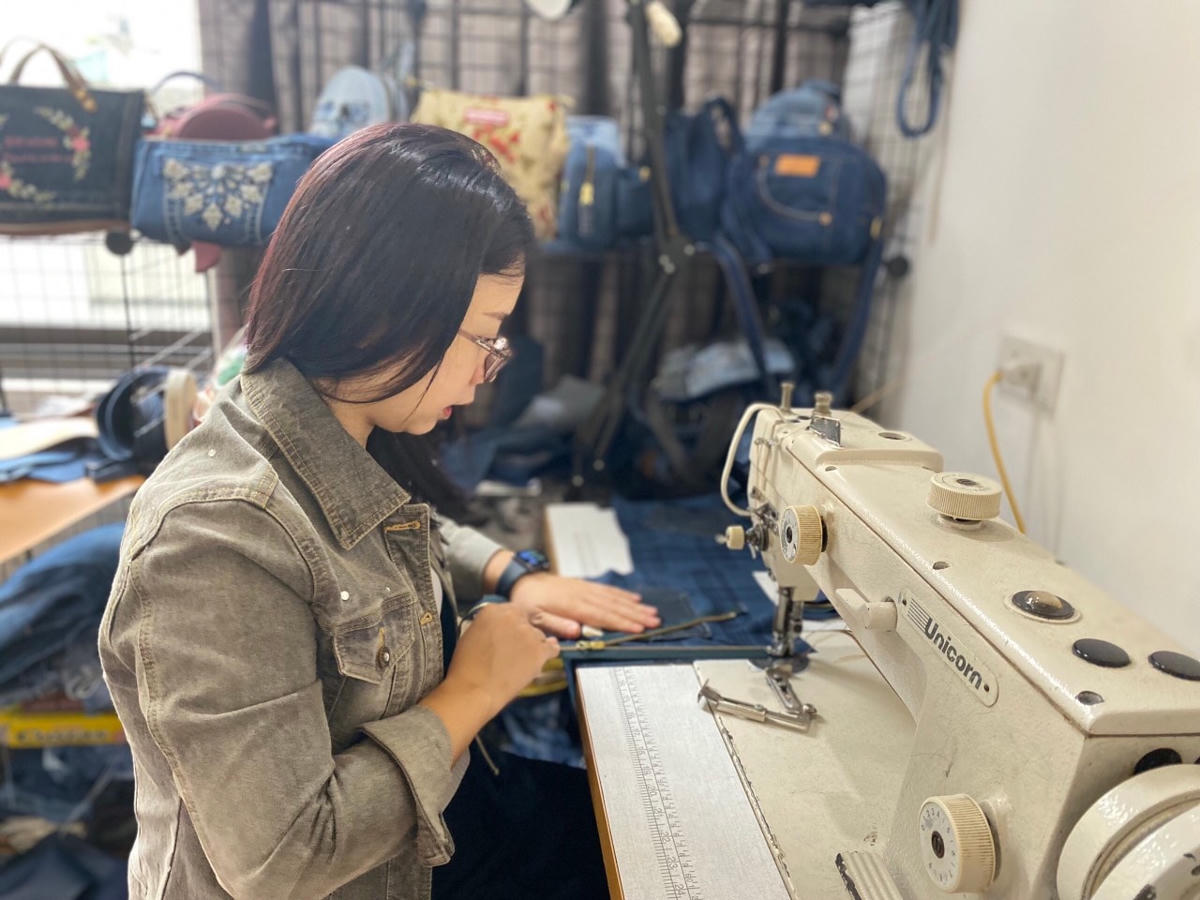 Chị Ngân miệt mài đo đạc kích thước cho sản phẩm.