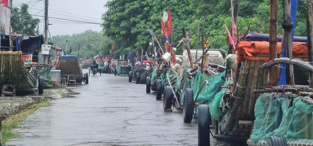 Ngư dân Quỳnh Lưu đưa thuyền lên bờ tránh bão.