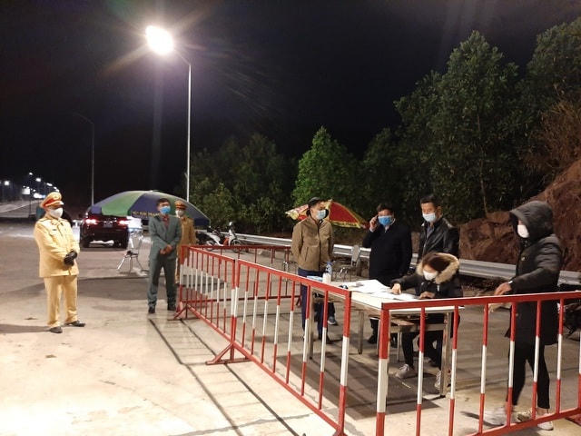 Thực hiện giám sát y tế tại hộ dân.