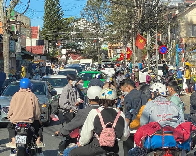 Người dân chen chúc lên Đà Lạt