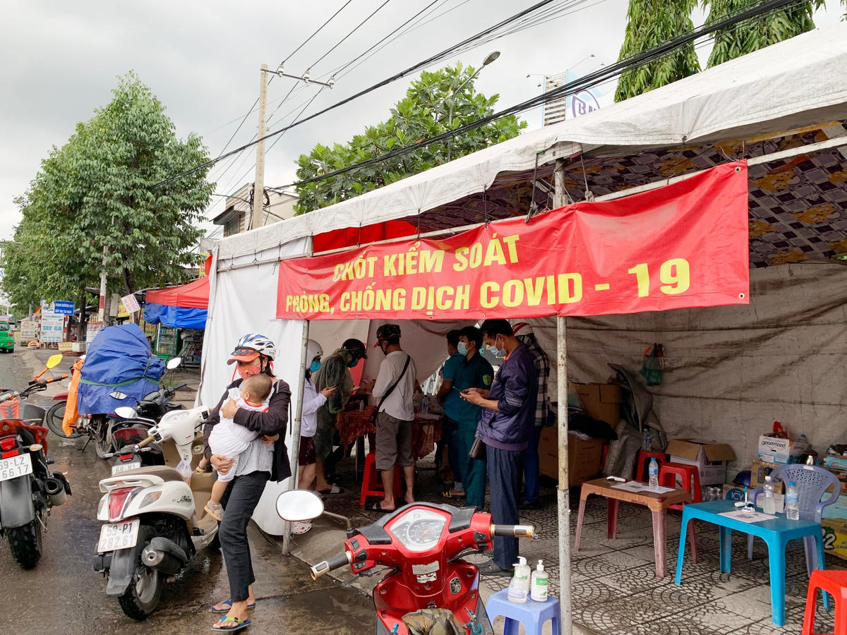 Rất đông người dân vào xuất trình giấy xác nhận âm tính Covid-19.