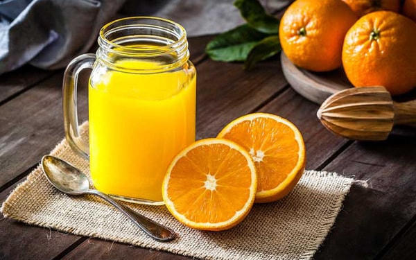 Nước ép trái cây giàu vitamin C tốt cho người bệnh sốt xuất huyết.
