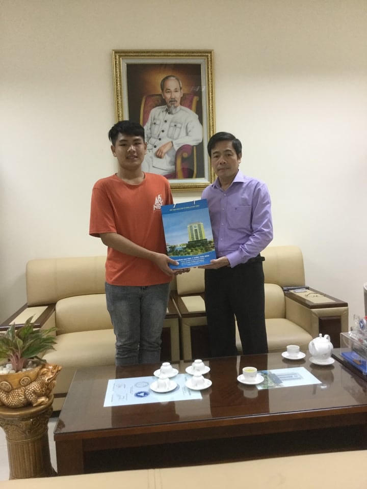 Nhà giáo nhân dân, PGS.TS Hoàng Năng Trọng trực tiếp gặp mặt, tặng quà tân sinh viên Ngô Văn Hiếu.