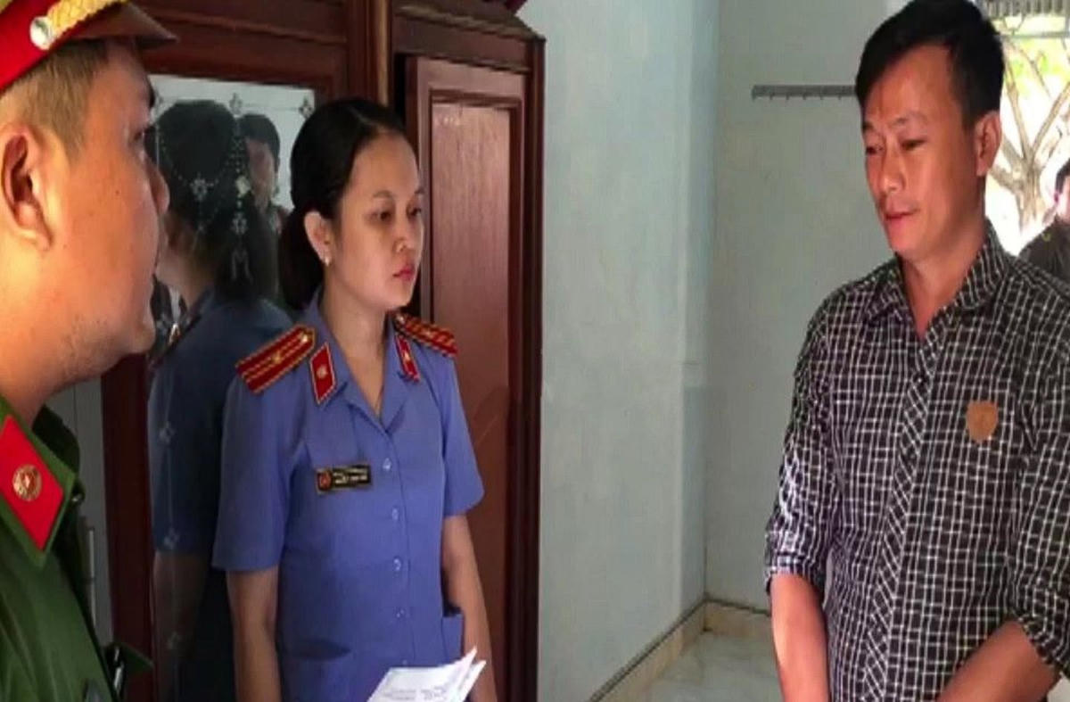 Cơ quan Công an tỉnh Quảng Ngãi đọc lệnh bắt Nguyễn Hoàng Thông. (Ảnh Công an cung cấp).