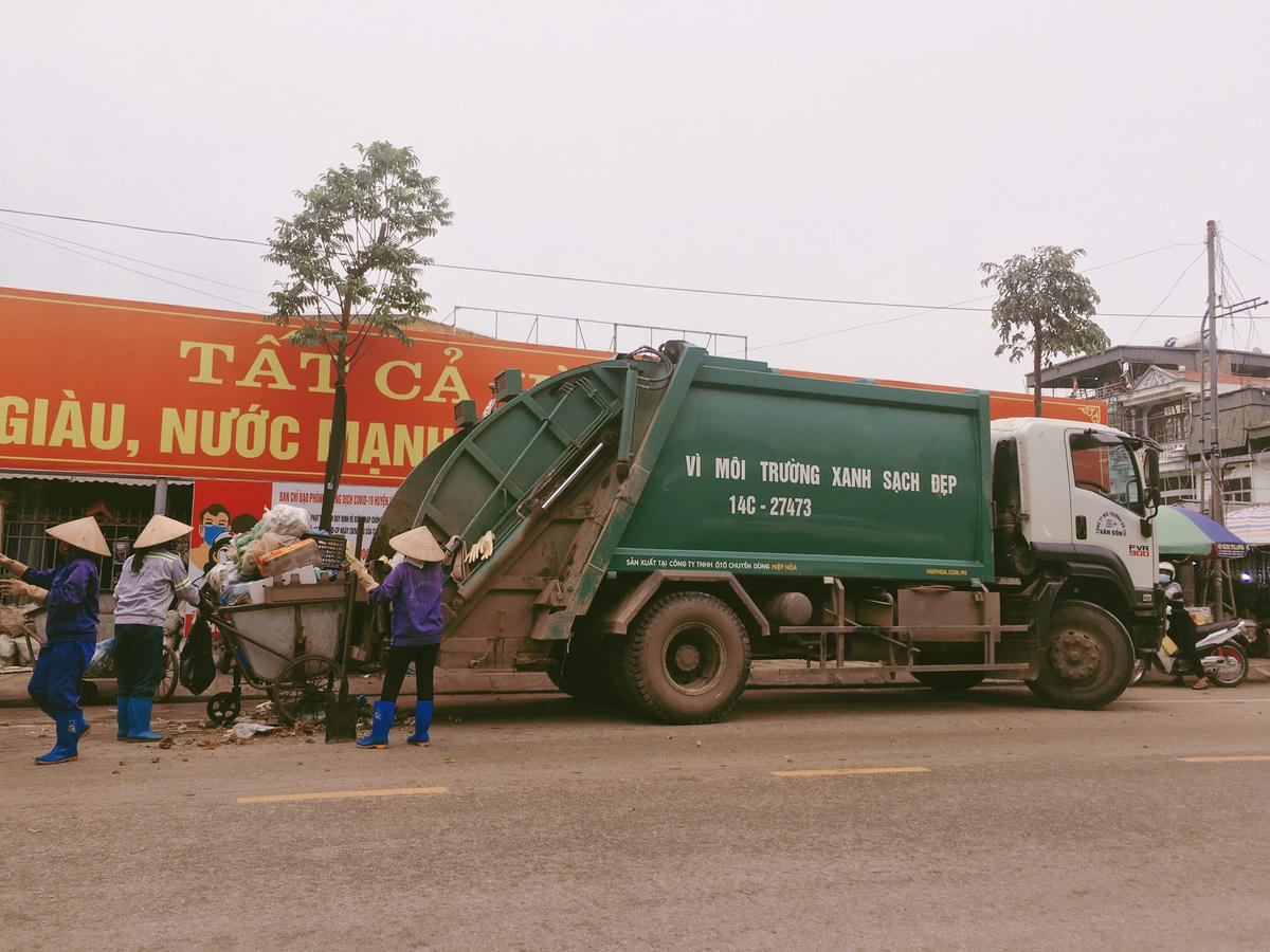 Hàng ngày công ty môi trường đô thị Vân Đồn sẽ thu gom rác vào hai khung giờ là 5h sáng và 16h chiều.
