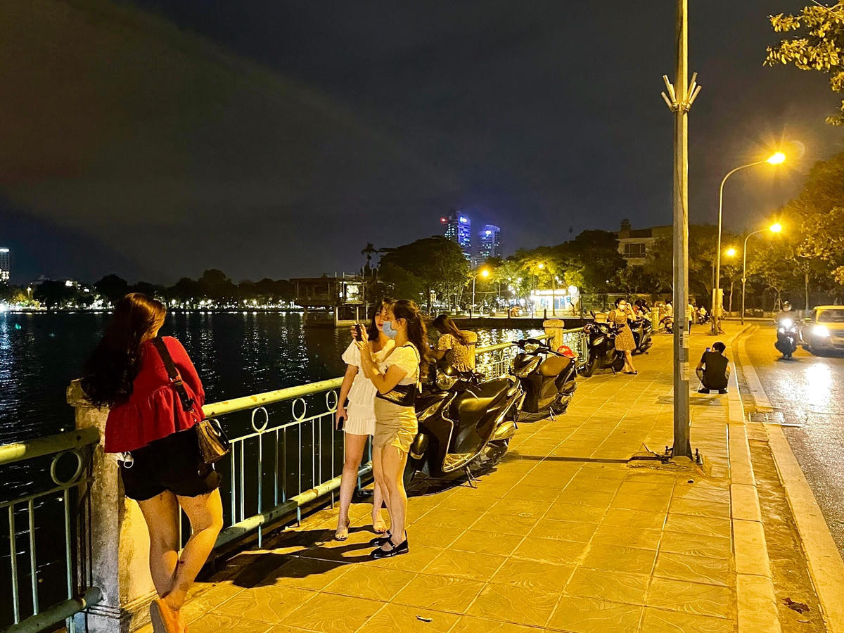 Các bạn trẻ ra khu vực hồ hóng gió, chụp ảnh.