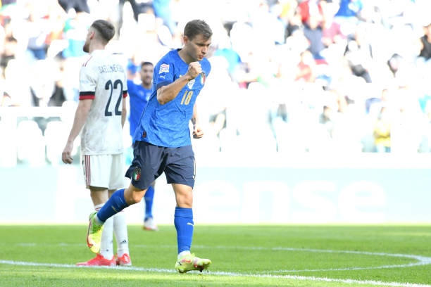 Barella bắt vô lê tuyệt đẹp đưa tuyển Italia vượt lên.
