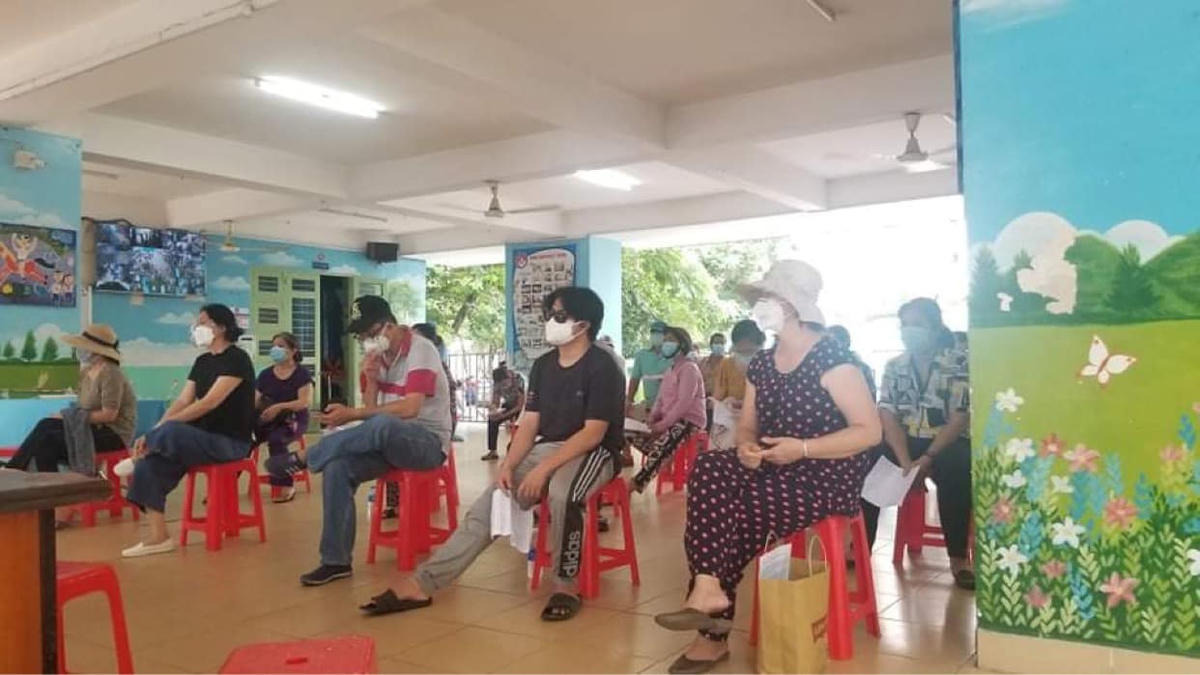 Người dân đảm bảo giãn cách tại điểm tiêm chủng. Ảnh: Hoài Thương.