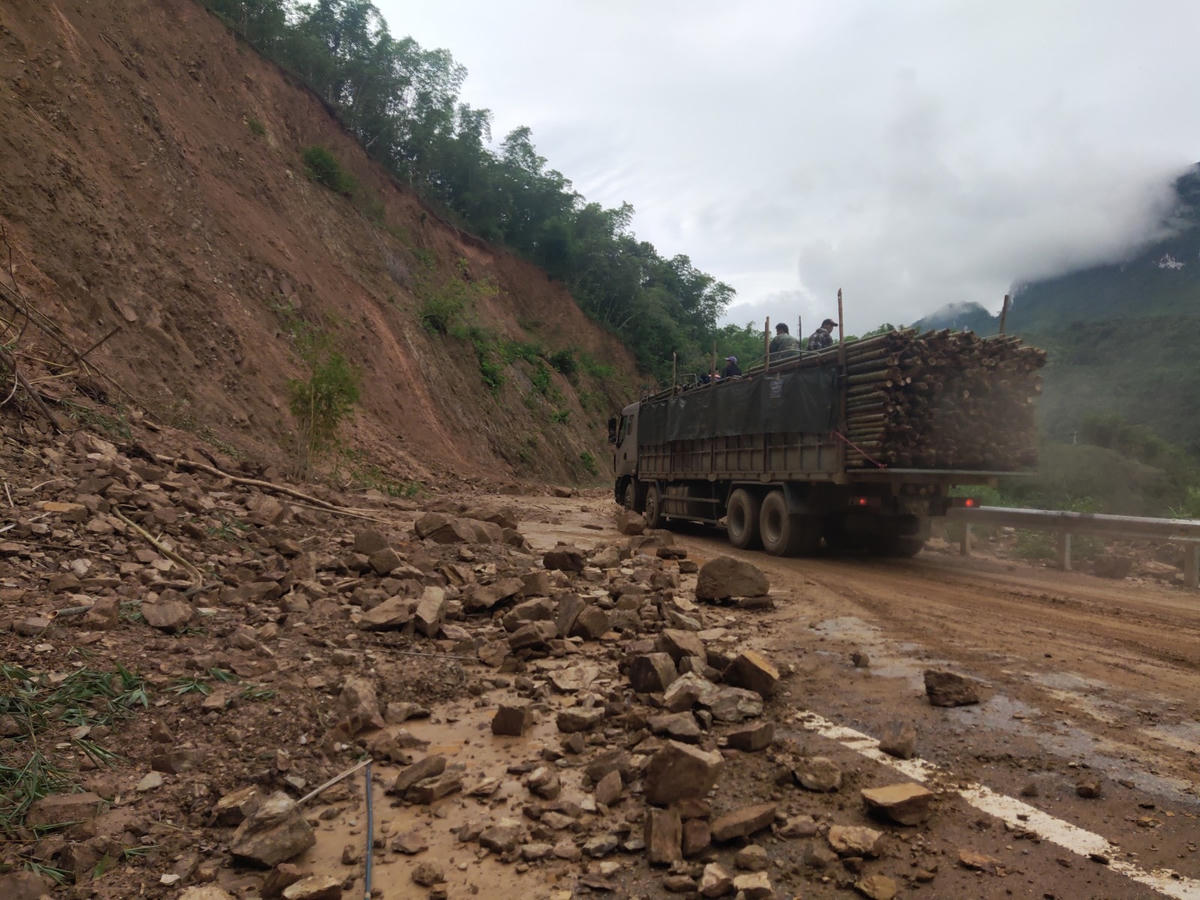 Đất đá sạt lở khiến việc tham gia giao thông trên QL217 gặp nhiều khó khăn.