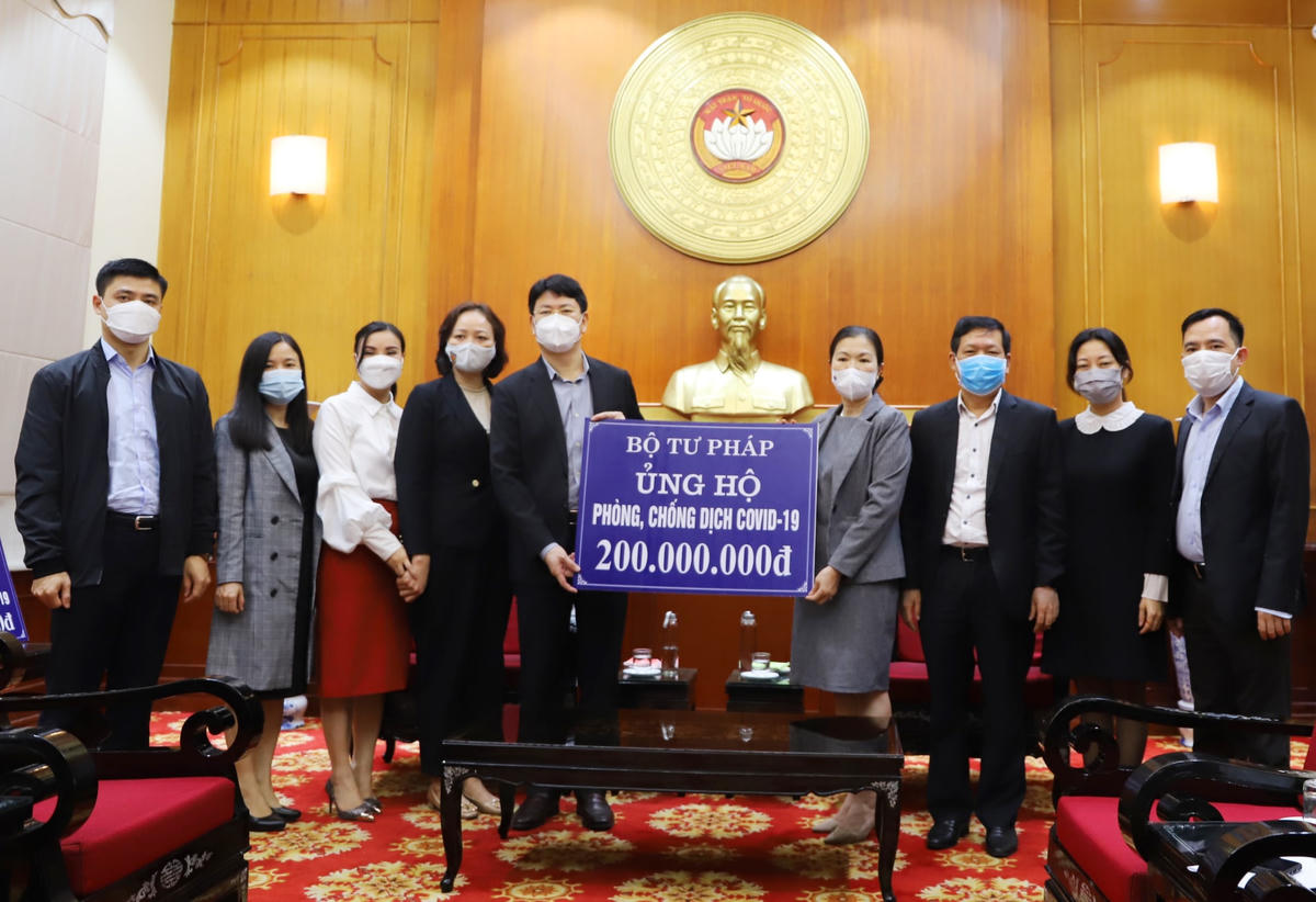 Phó Chủ tịch Trương Thị Ngọc Ánh tiếp nhận ủng hộ từ Bộ Tư pháp.