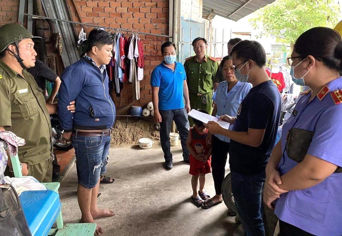 Lực lượng chức năng thực hiện lệnh bắt khẩn cấp đối tượng đánh dã man nữ sinh sau vụ va chạm giao thông.