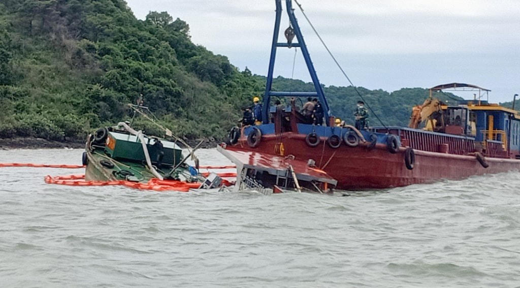 Tàu của lực lượng chức năng tiếp cận hiện trường vụ tai nạn. Ảnh: Hữu Việt.