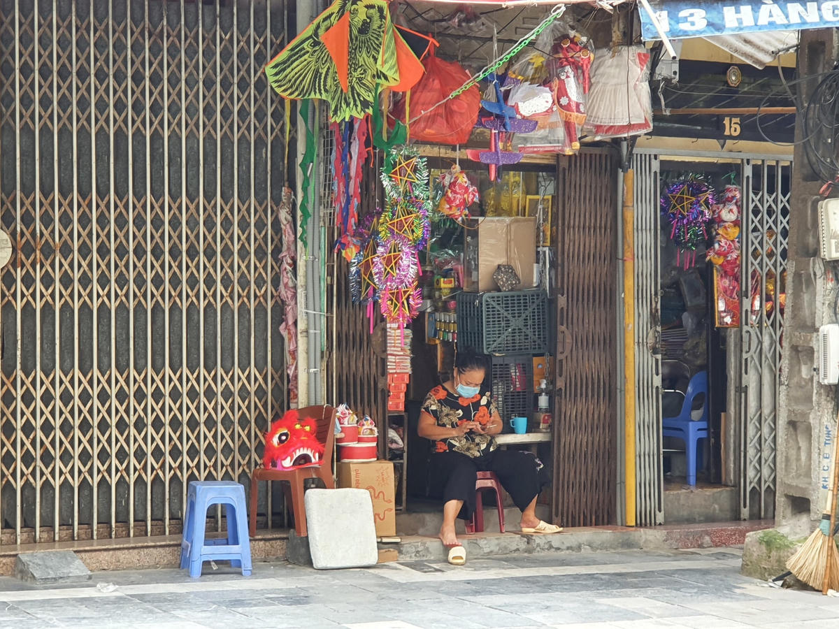Người dân tại đây cho biết, việc giãn cách xã hội ảnh hưởng rất lớn đến hoạt động kinh doanh, cho dù có chuyển qua kinh doanh online thì lượng khách cũng giảm đi hơn một nửa so với trước đây. 