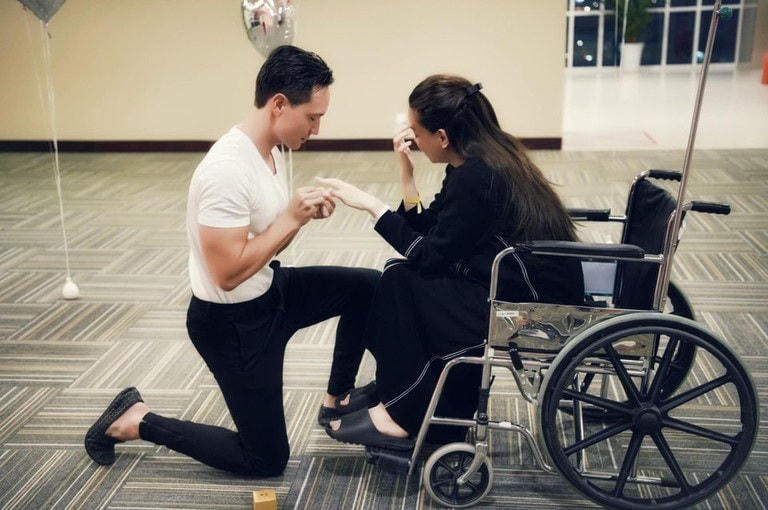 Được biết, cặp đôi thực chất đã đăng ký kết hôn từ đầu năm 2020. Đến khi Hồ Ngọc Hà nhập viện sinh con, Kim Lý đã cùng gia đình chuẩn bị một buổi lễ cầu hôn đơn giản cho nữ ca sĩ ngay trong bệnh viện.