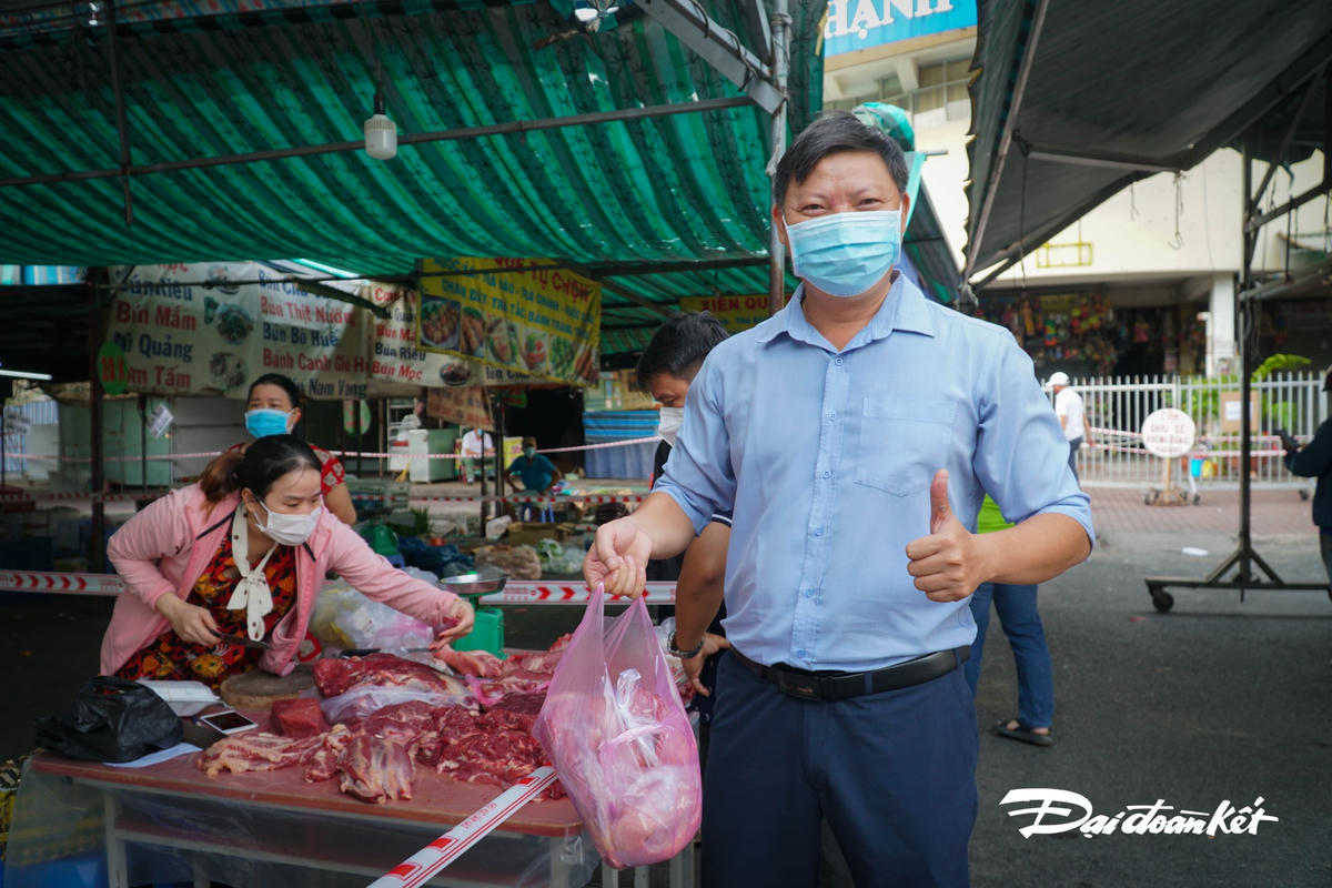 Người dân mua thịt với giá bình ổn, gần bằng với giá thịt trước khi có dịch Covid-19.