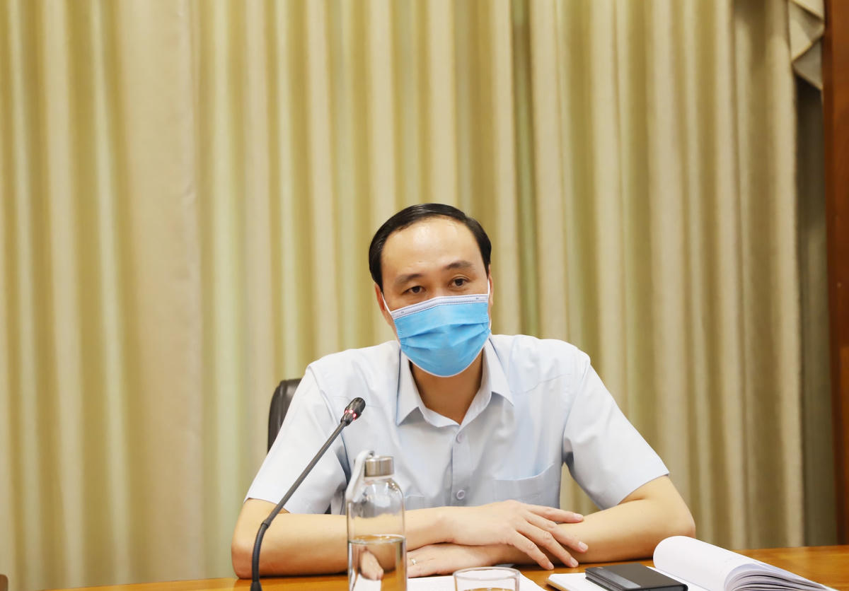 Phó Chủ tịch UBTƯ MTTQ Việt Nam Phùng Khánh Tài trao đổi tại cuộc làm việc.