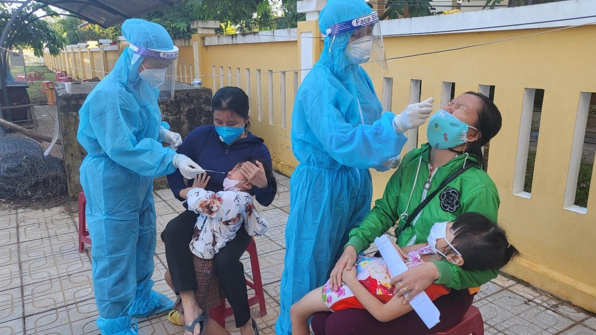 Ngành y tế Quảng Nam đang lấy mẫu xét nghiệm Covid-19.