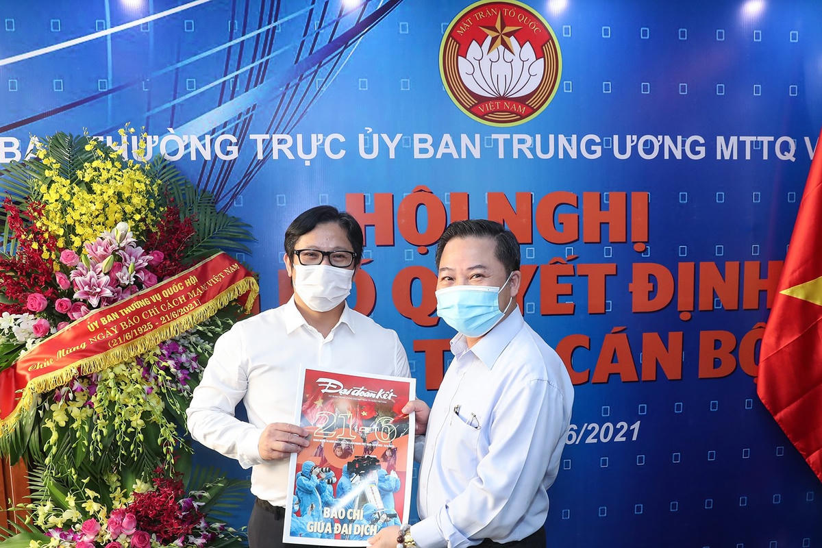 Nhà báo Lê Anh Đạt, Quyền Tổng Biên tập Báo Đại Đoàn Kết tặng Đại biểu Quốc hội Lưu Bình Nhưỡng số báo đặc biệt nhân kỷ niệm 96 năm Ngày Báo chí cách mạng Việt Nam. Ảnh: Quang Vinh.