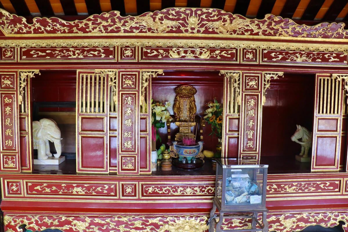 Bàn thờ bà Trần Thị Đạo, người đã bỏ tiền ra để dân làng xây dựng cầu ngói Thanh Toàn được sơn son thếp vàng và đặt trang trọng ở gian giữa của cây cầu.