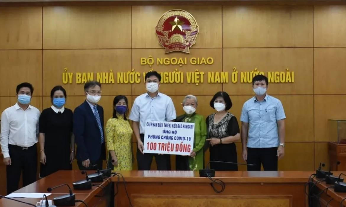 Bà Phan Bích Thiện và gia đình ủng hộ phòng, chống Covid-19 tại Việt Nam 100 triệu đồng. Ảnh: Dương Tiêu.