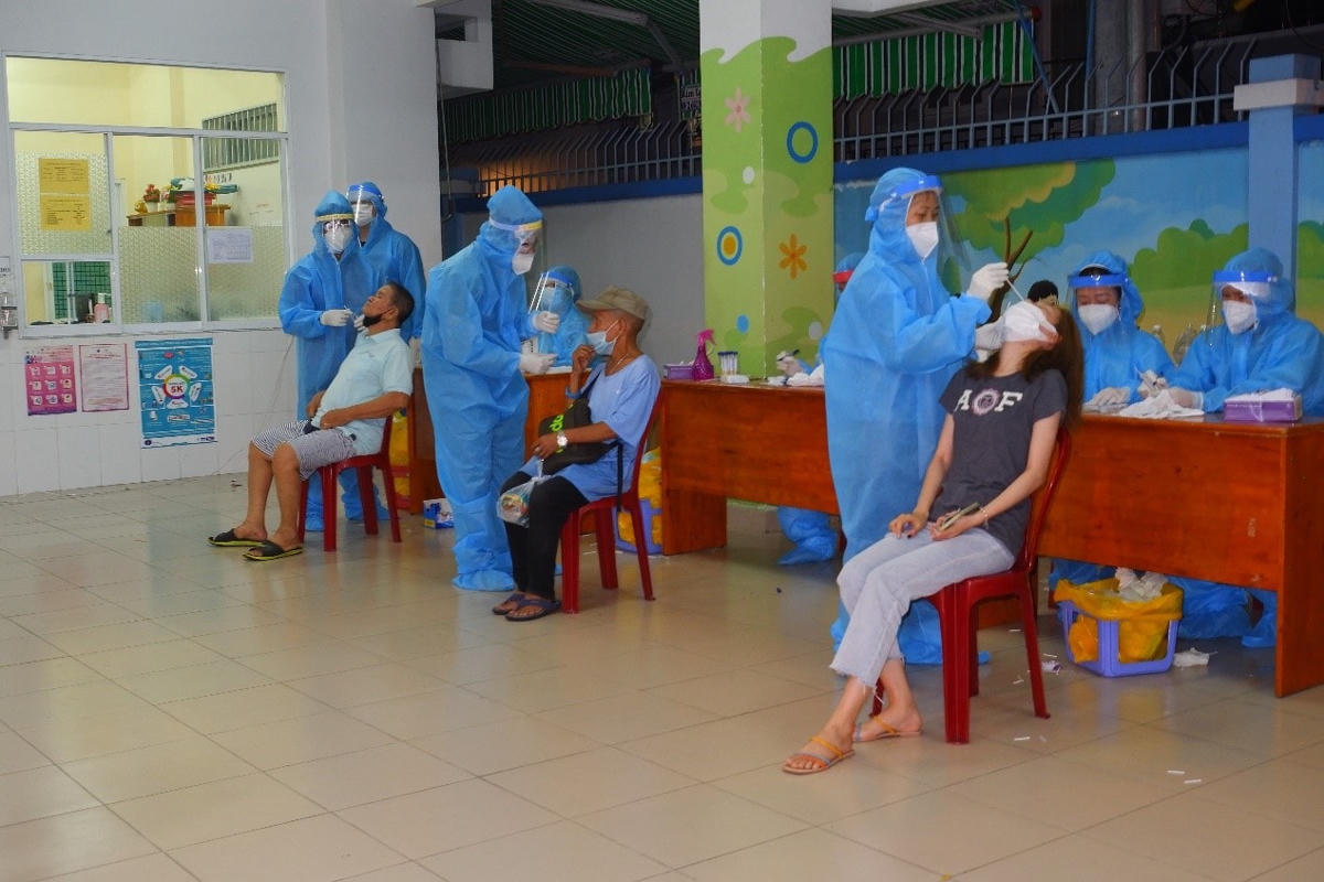 Lẫy mẫu xét nghiệm các trường hợp liên quan đến ca nghi nhiễm Covid-19. Ảnh: HCDC.