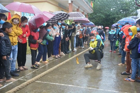 Sôi nổi phần thi kéo co.