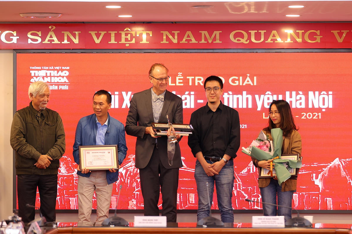 Giải Tác phẩm - Vì tình yêu Hà Nội đã được trao cho Triển lãm ảnh và cuốn sách Hà Nội 1967 - 1975 của nhiếp ảnh gia người Đức Thomas Billhardt.