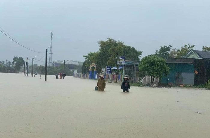 Mưa lớn liên tục trong các ngày 31/3-2/4 khiến nhiều vùng ở hạ du thuộc huyện Phong Điền, Quảng Điền (Thừa Thiên - Huế) ngập nặng. Ảnh: Điền Quang.