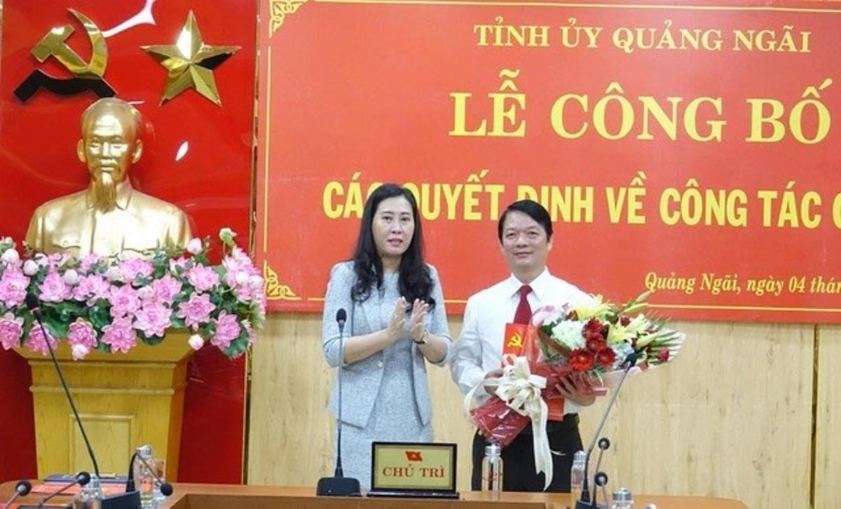 Ông Phạm Thanh Tùng, Trưởng ban Tổ chức Tỉnh ủy Quảng Ngãi (cầm hoa).