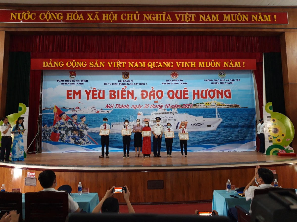 Thượng tá Triệu Quang Quy trao giải cho các em đạt giải nhì.