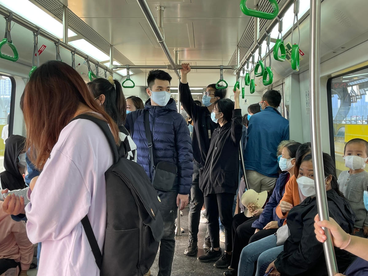 Tuy lượng người đi tàu đã giảm đi nhiều so với những ngày đầu chạy miễn phí.