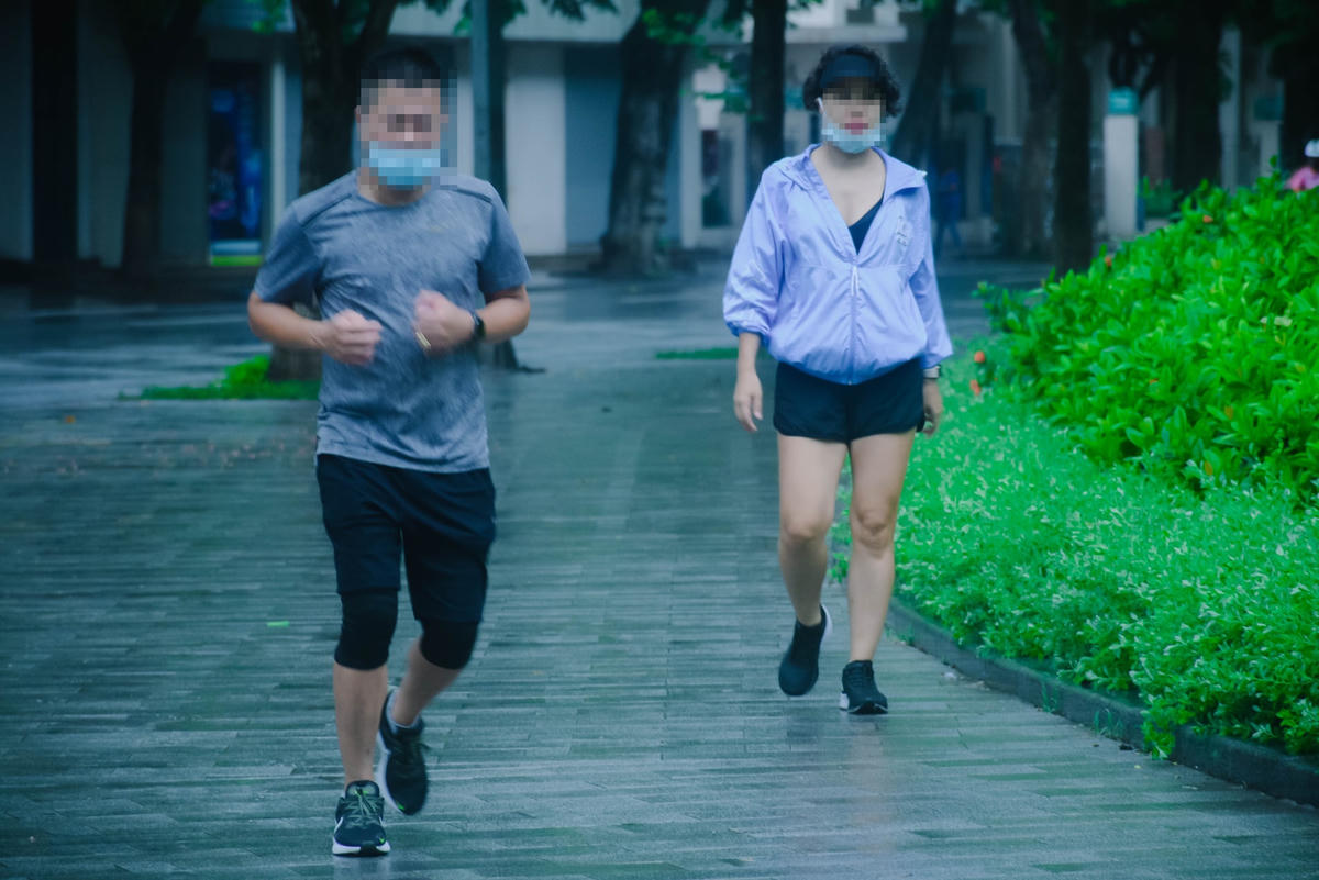 Tuy nhiên, nhiều người vẫn vô tư giữ thói quen tập thể dục nơi công cộng.