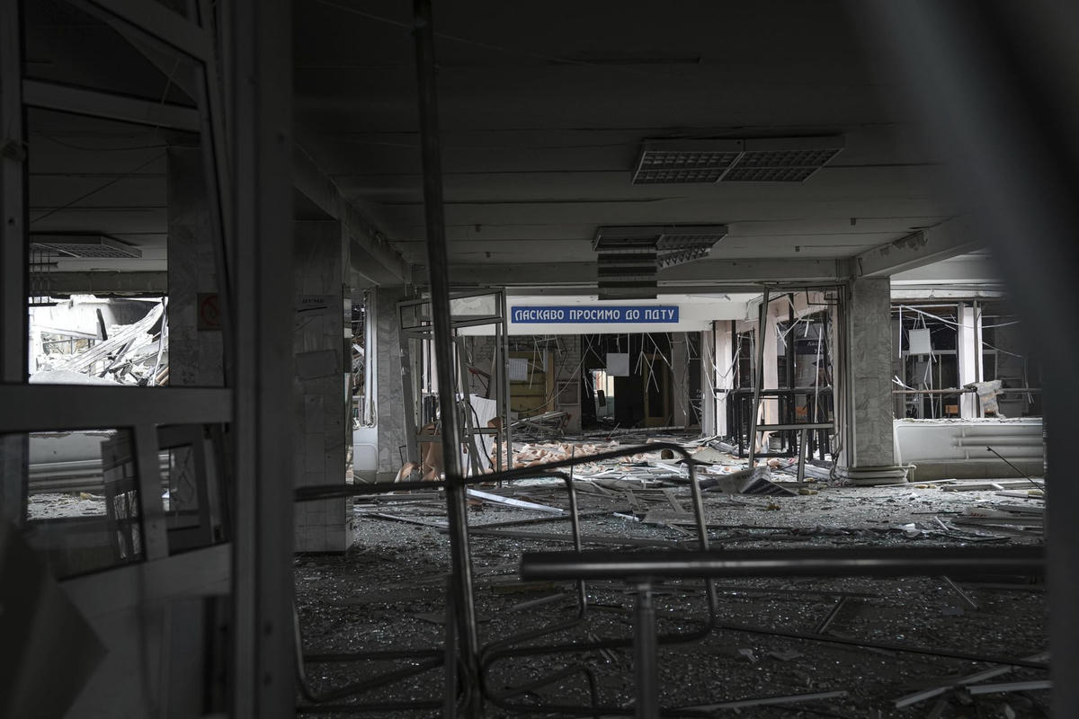 Tòa nhà Đại học Kỹ thuật Nhà nước Pryazovskyi bị hư hại ở Mariupol, Ukraine. Ảnh: AP.