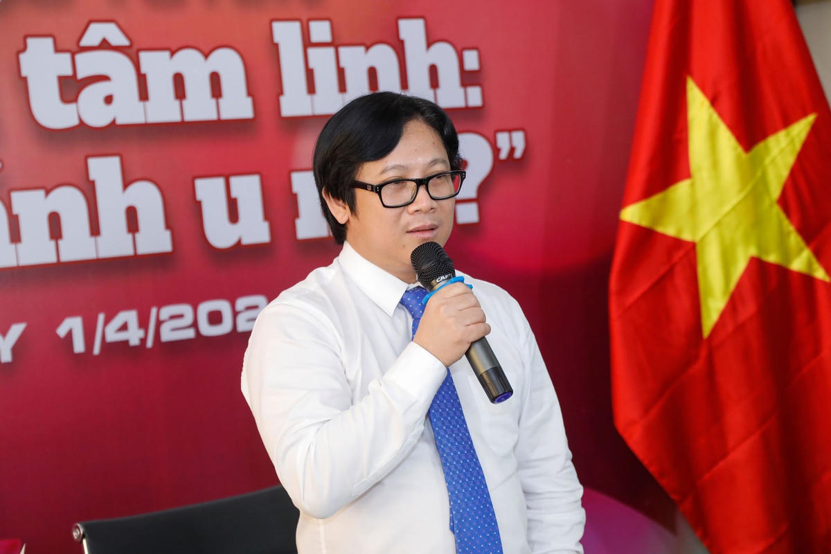Nhà báo Lê Anh Đạt chia sẻ tại tọa đàm. Ảnh: Quang Vinh.